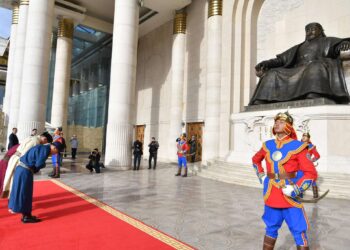 Их эзэн Чингис хааны хөшөөнд хүндэтгэл үзүүллээ