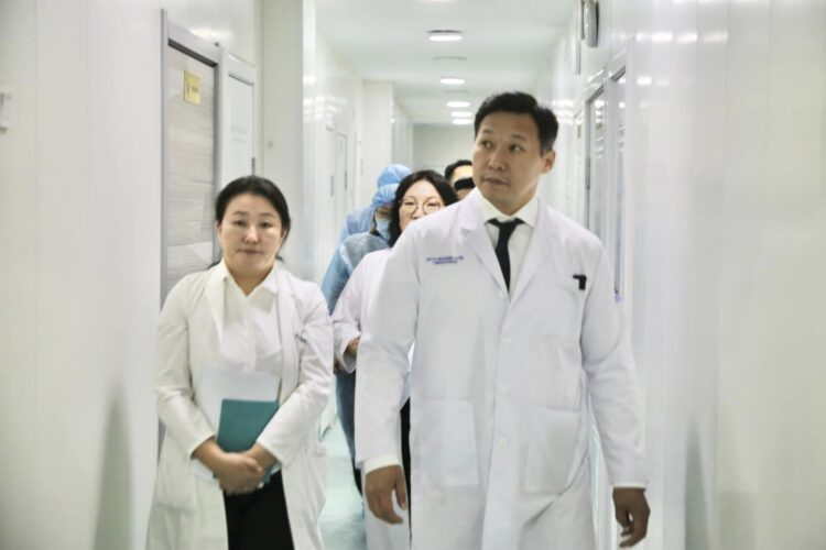 Эрүүл мэндийн сайд Т.Мөнхсайхан ХӨСҮТ-д ажиллаж байна