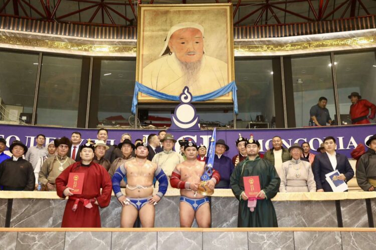 Эзэн Чингис хааны анхны цомыг улсын харцага Э.Даш гардлаа