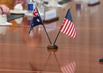 Австраличуудын АНУ-д итгэх итгэл хамгийн доод түвшинд хүрсэн гэв