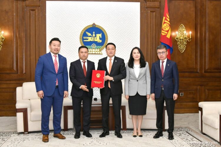 Олимпод багтах спортын төрөлд онцгой амжилт гаргасан буюу гаргах боломжтой гадаадын иргэнийг Монгол Улсын харьяат болгож болдог болно