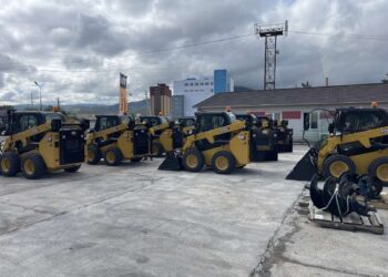 Хот, нийтийн аж ахуйн салбарын парк шинэчлэлтийн хүрээнд CAT олон үйлдэлтэй бага оврын 10 ширхэг ачигч машиныг хүлээн авлаа