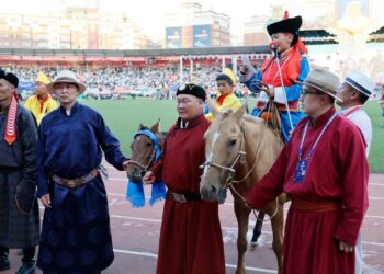 Түрүүлж, айрагдсан морьдын цолыг дуудаж, бай, шагнал гардууллаа