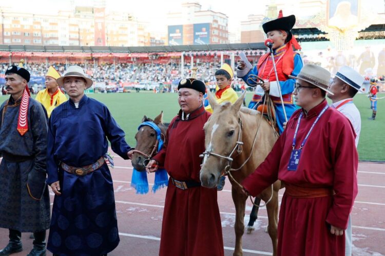 Түрүүлж, айрагдсан морьдын цолыг дуудаж, бай, шагнал гардууллаа