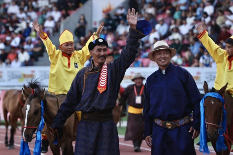 Хурдан морины унаач хүүхдүүдэд баяр хүргэж, бэлэг гардуулав