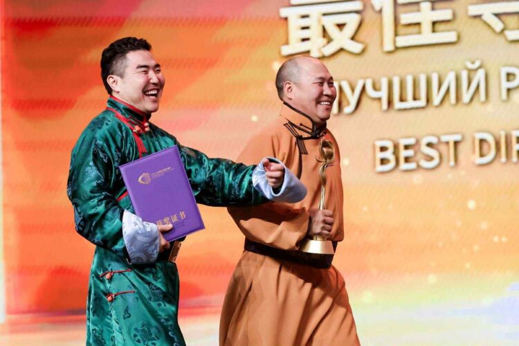 С.Баттулга ШХАБ-ын кино наадмаас “Шилдэг найруулагч”-ийн шагнал хүртлээ