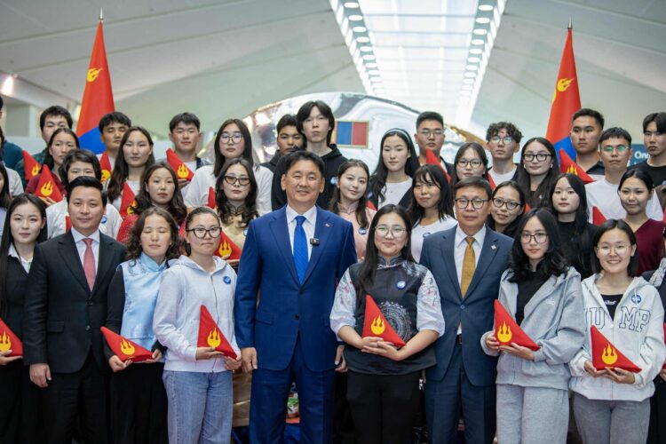 “Ерөнхийлөгчийн илгээлт-2100” тэтгэлэгт хөтөлбөрийн 296 оюутан гадаад улсыг зорилоо