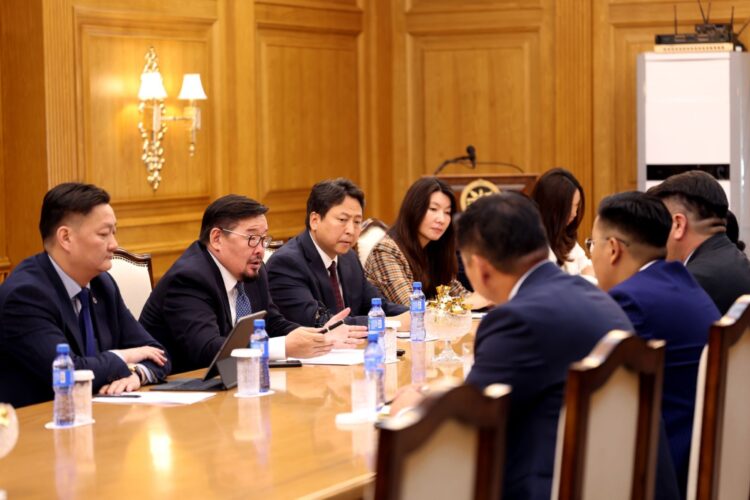 Ачаалал хэтэрсэн сургуулиудад шуурхай зохицуулалт хийхийг Ерөнхий сайд үүрэг болголоо