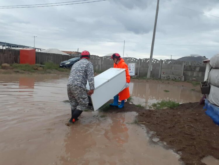 ӨМНӨГОВЬ АЙМГИЙН ЦОГТЦЭЦИЙ СУМАНД УСАРХАГ ААДАР БОРОО ОРЖ ЗАРИМ ХЭСЭГТ ТОГТООЛ УС ҮҮССЭНТЭЙ ХОЛБОГДУУЛАН ОНЦГОЙ БАЙДЛЫН ХЭЛТСИЙН АЛБАН ХААГЧИД ХАРИУ АРГА ХЭМЖЭЭ АВЧ АЖИЛЛАЖ БАЙНА