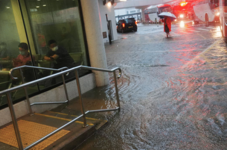 Хонконгт цаг агаарын аюулын хамгийн дээд түвшний сэрэмжлүүлэг гаргажээ