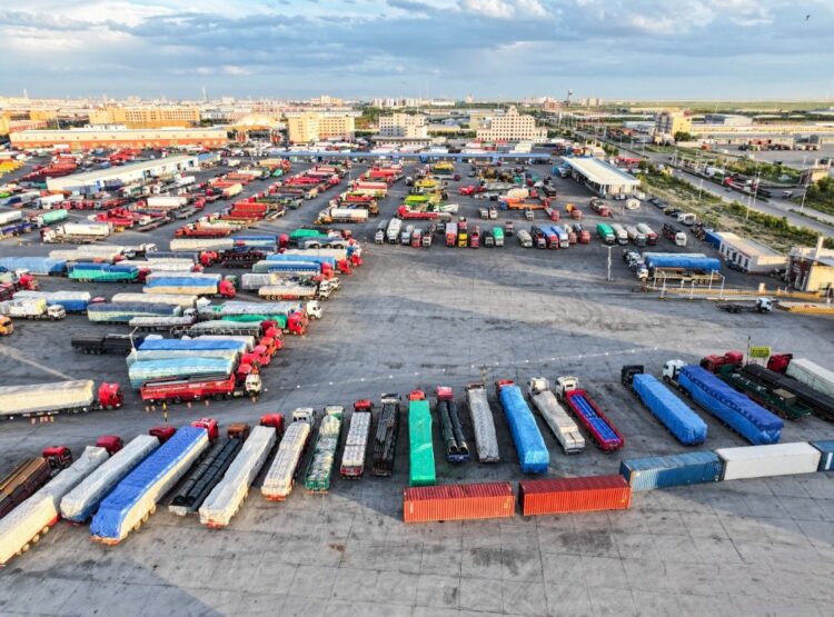 Эрээн боомт ачаа тээврийн хил нэвтрүүлэх хугацааг 4 цагаар сунгажээ